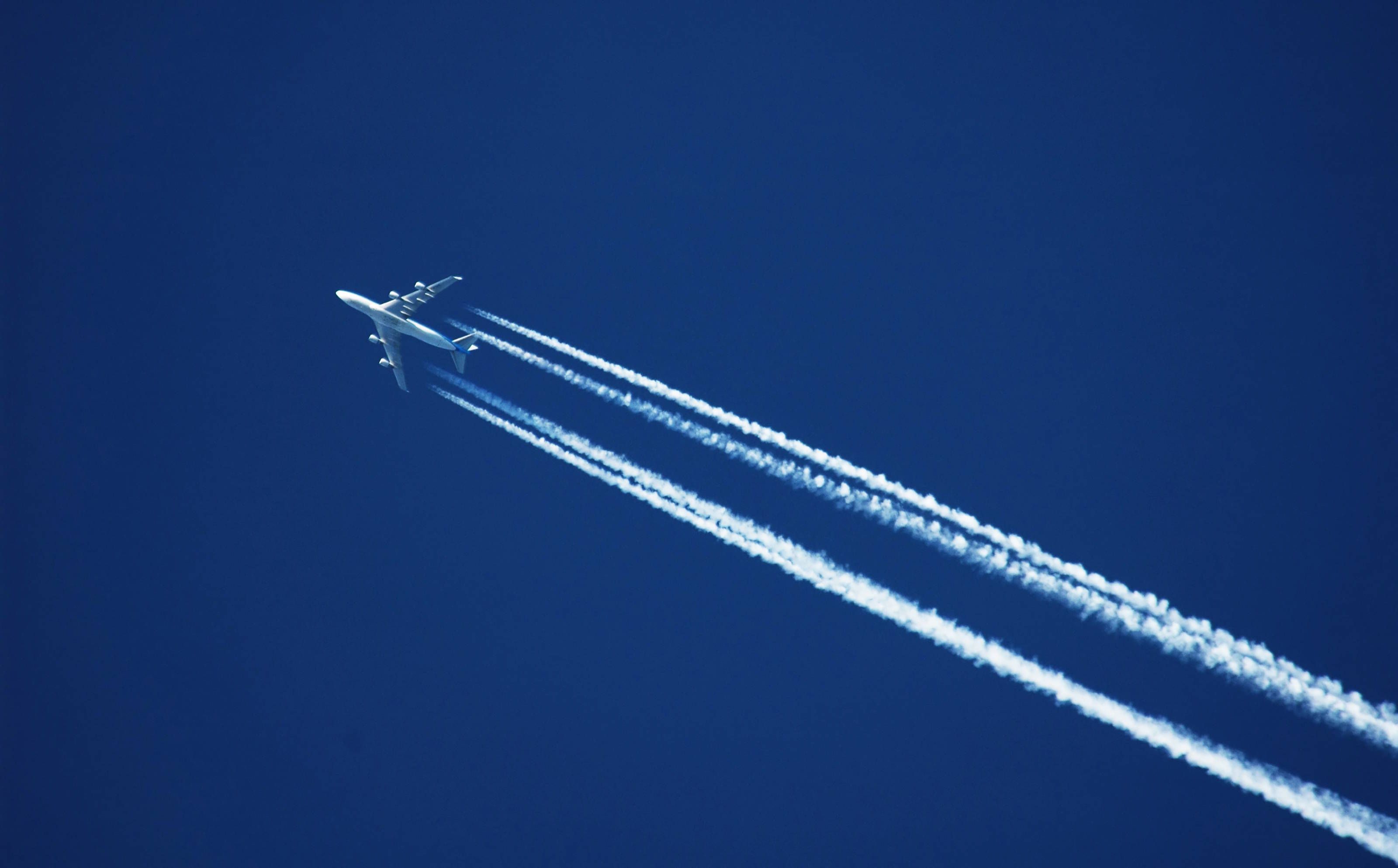 Aircraft leaving contrail