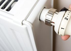 adjusting-radiator-thermostat