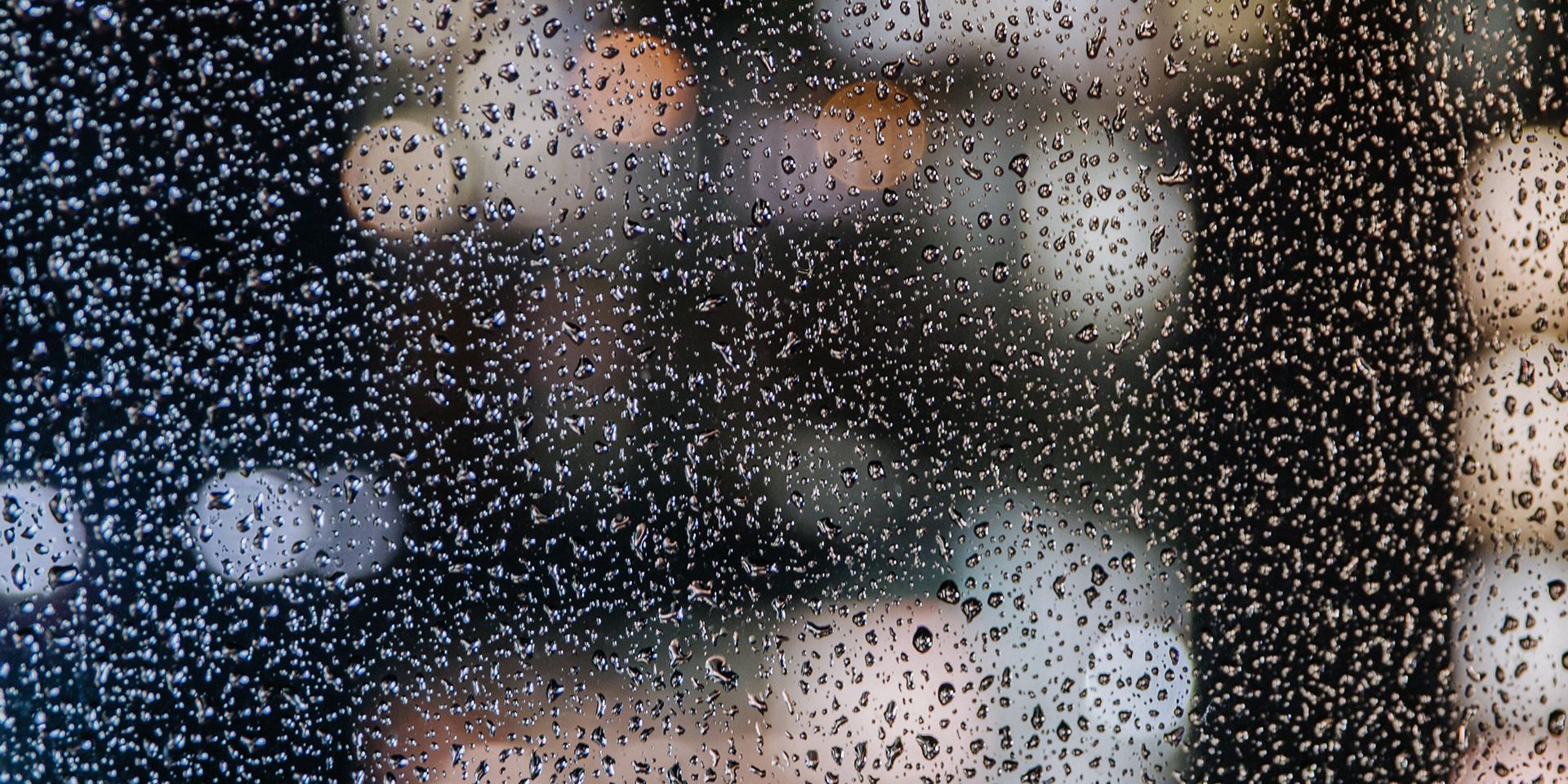 artificial-lights-reflected-in-raindrops