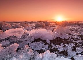 broken-icebergs-in-the-ocean