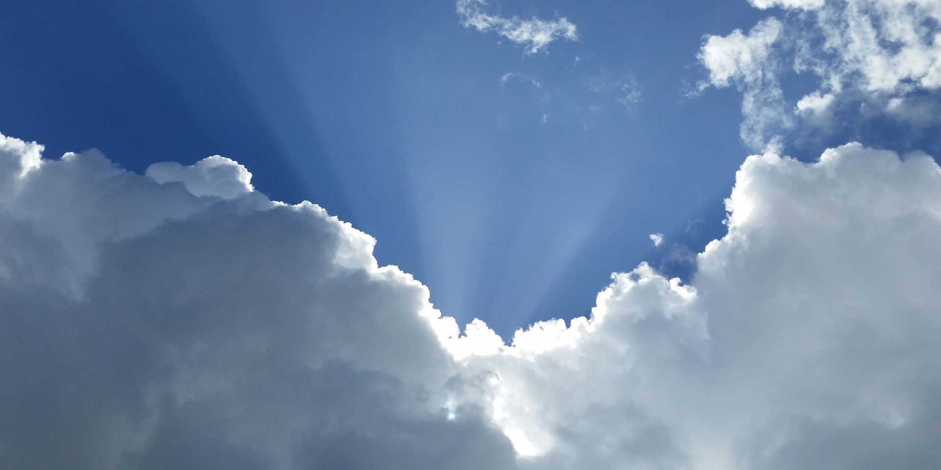 crepuscular-rays-around-cumulus-cloud