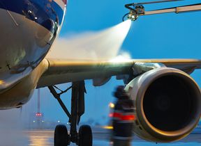 de-icing-a-plane