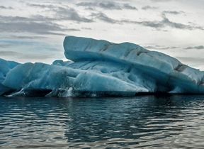 icebergs-in-the-ocean-photo-simon-maennling