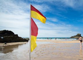 lifeguard-flag-at-the-beach