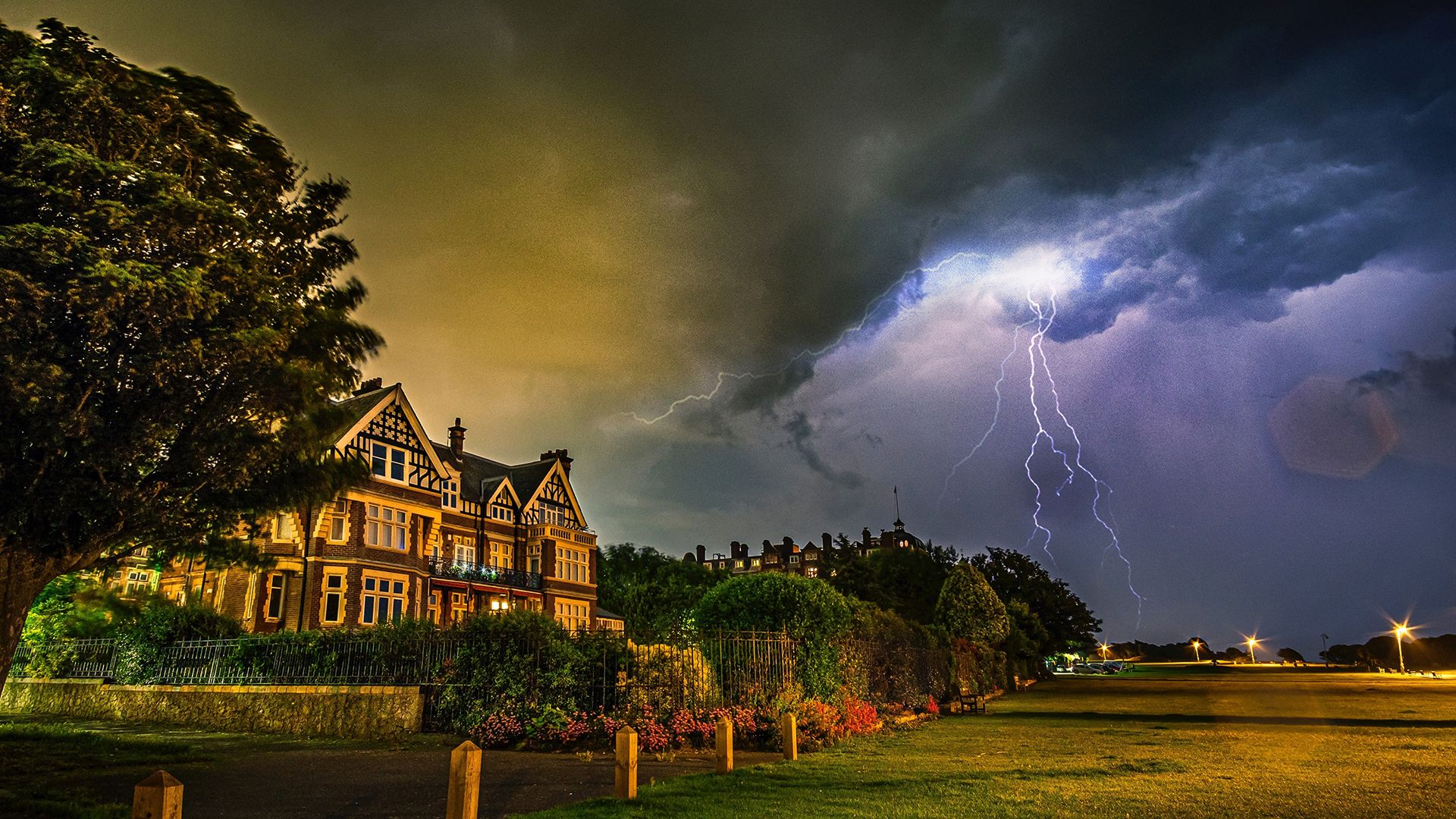 lightning-bolts-at-night-in-folkstone