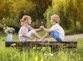 pollen-hayfever-girl-and-boy-in-meadow