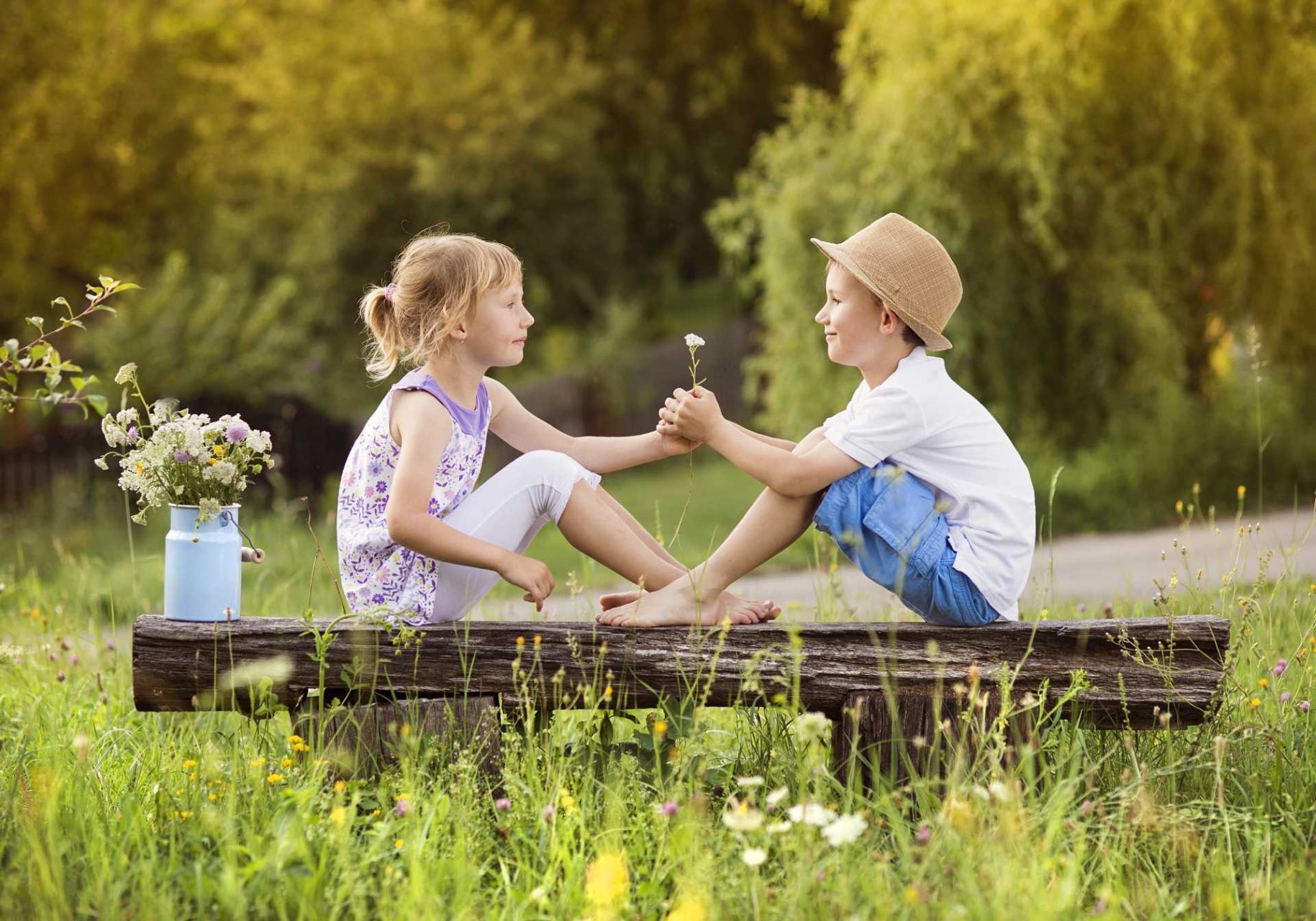 pollen-hayfever-girl-and-boy-in-meadow