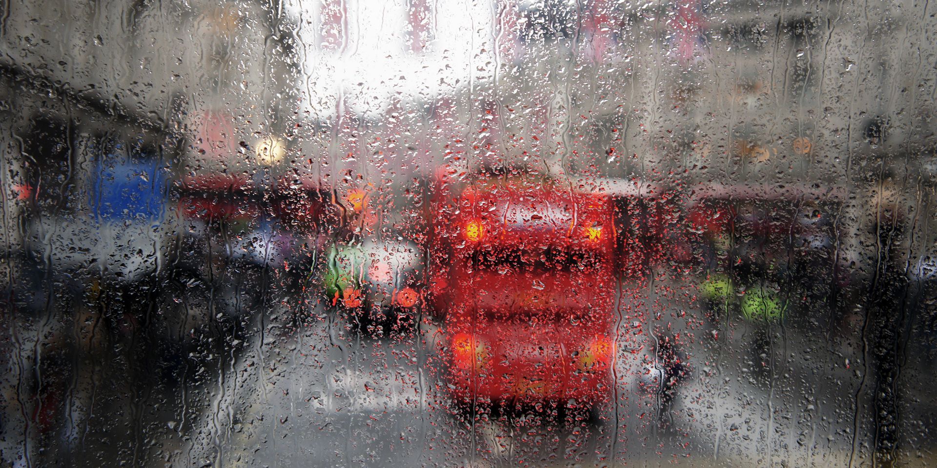 rainy-street-with-bus