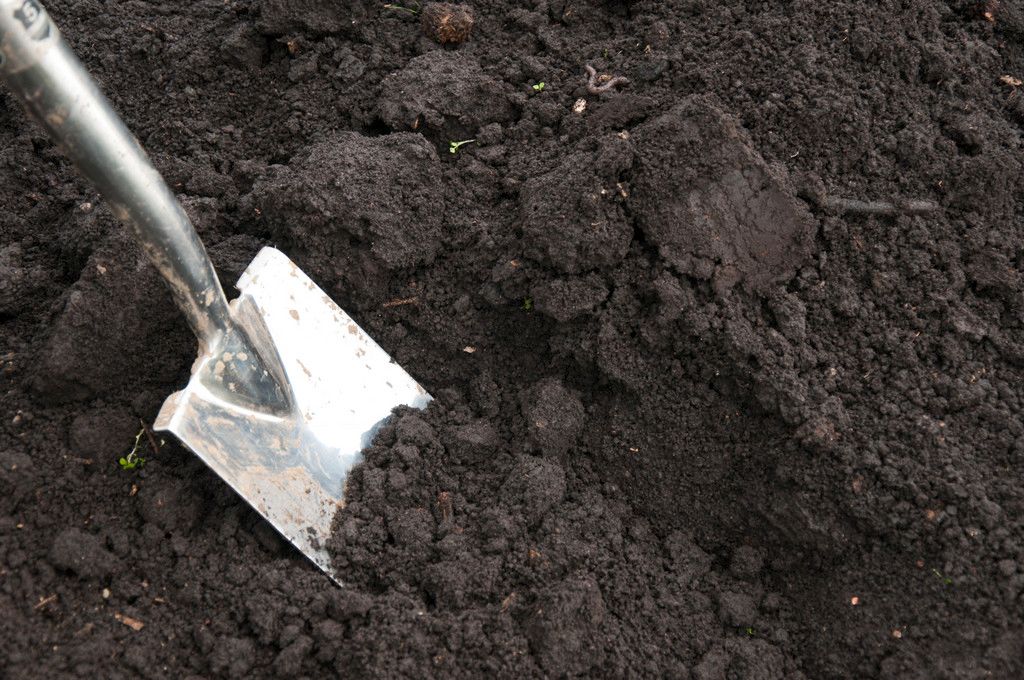 rhs_spade-digging-up-mud