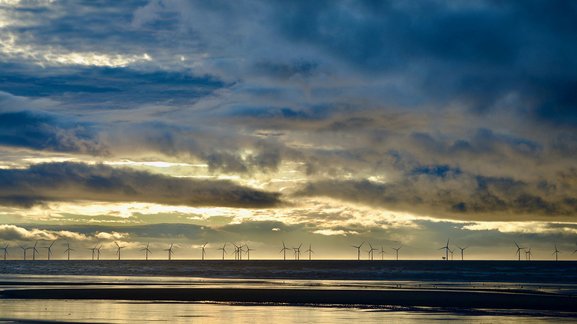 stunning-cloud-formations-over-the-mersey-estuary-illuminated-by-the-sun-at-dusk.