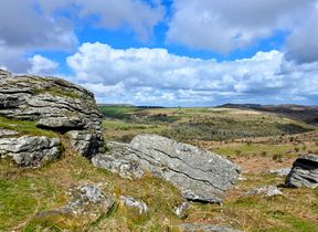 Dartmoor: Emsworthy Rocks (near Haytor), looking towards Holwell Lawn, Hound Tor and Greator Rocks