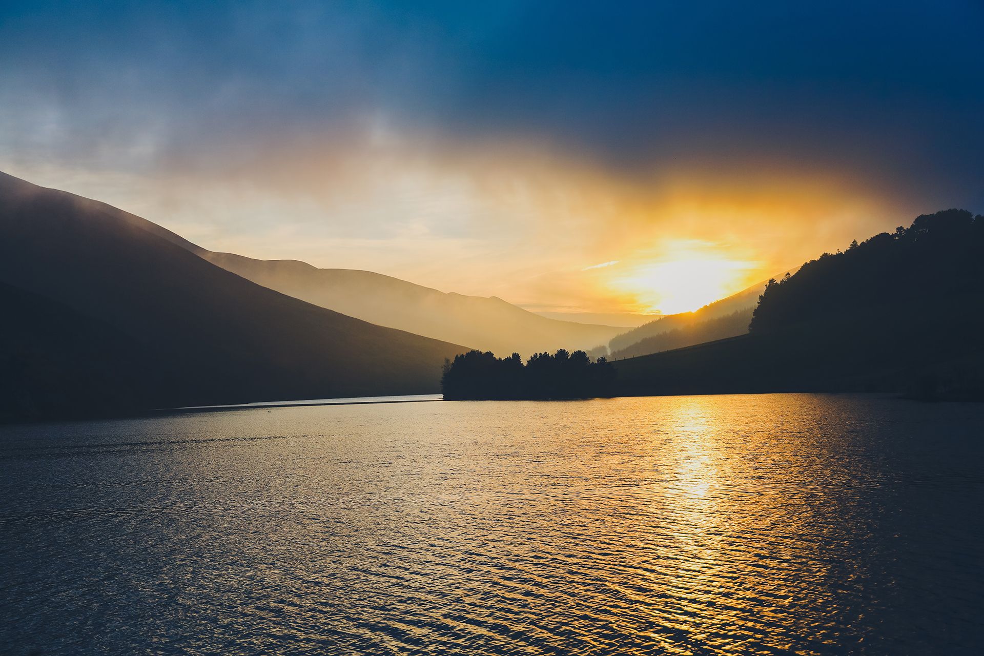 sunset-stratus-stroking-hills-over-lake-near-edinburgh