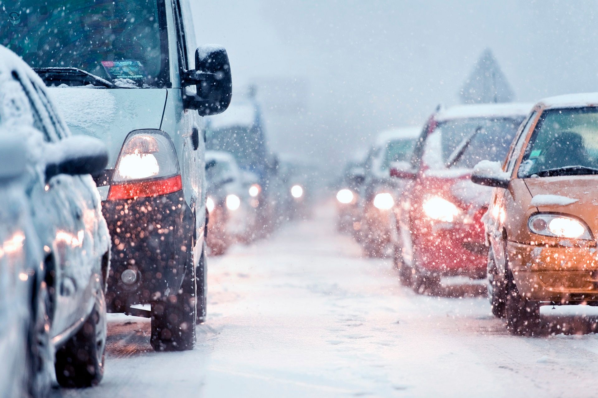 traffic-in-snow2-shutterstock_182286515-1920