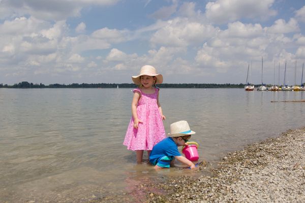 two-children-wearing-hats-beach