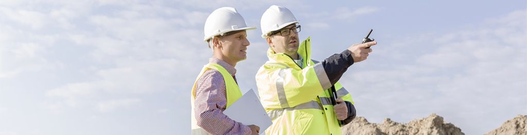 An Operations manager talks to a Met Office consultant on site.