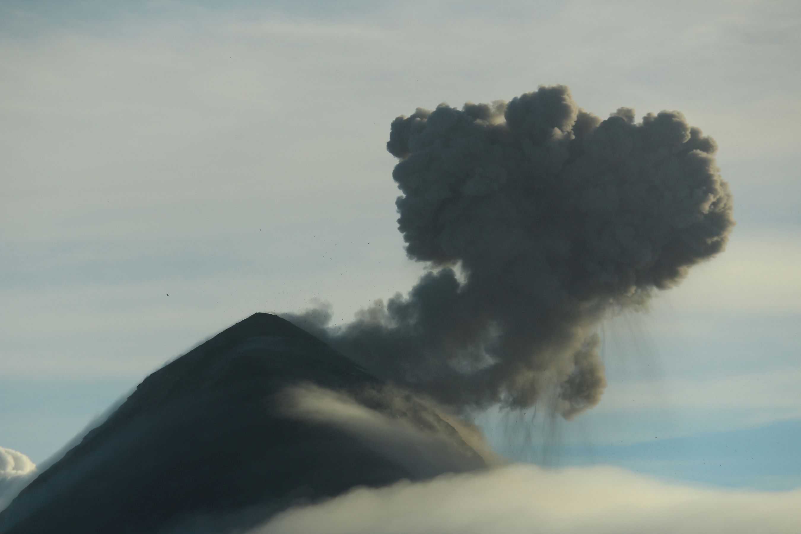 Variable domain 0-24 hr ash concentration graphics - Met Office