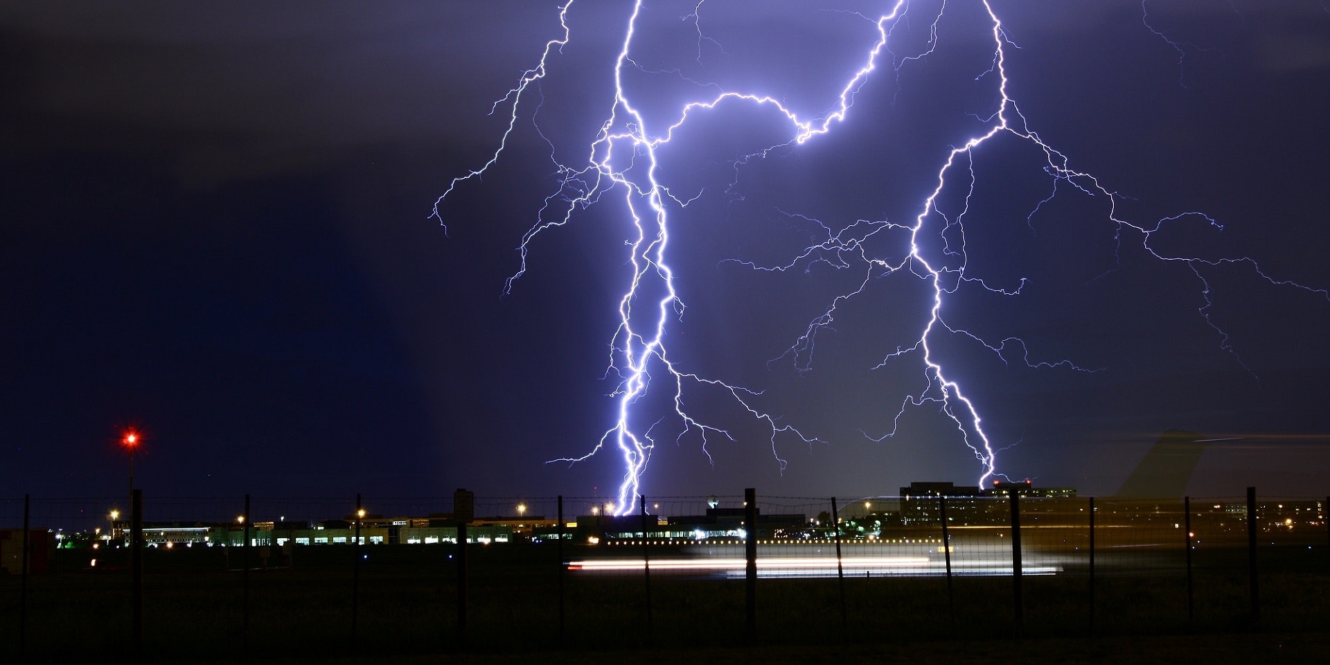 Stay safe in thunder and lightning - Met Office