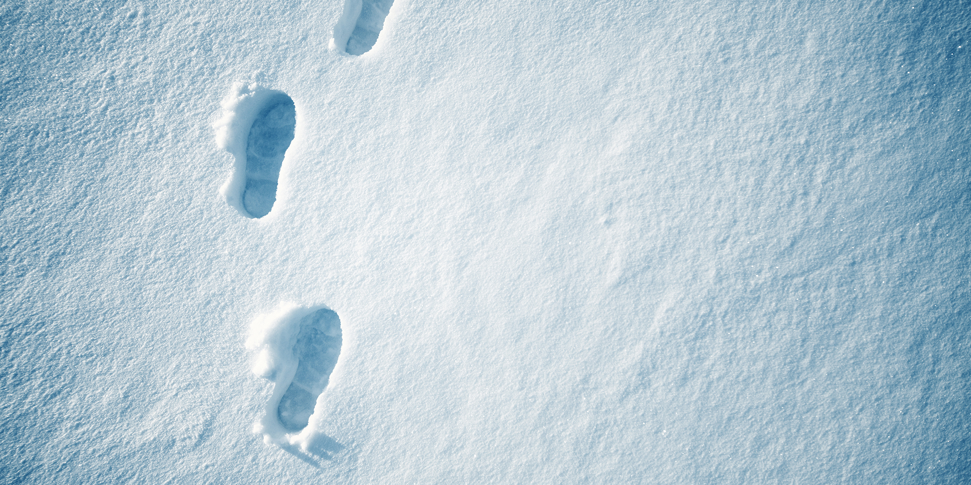 https://www.metoffice.gov.uk/binaries/content/gallery/metofficegovuk/hero-images/weather/winter/footprints-in-the-snow.jpg